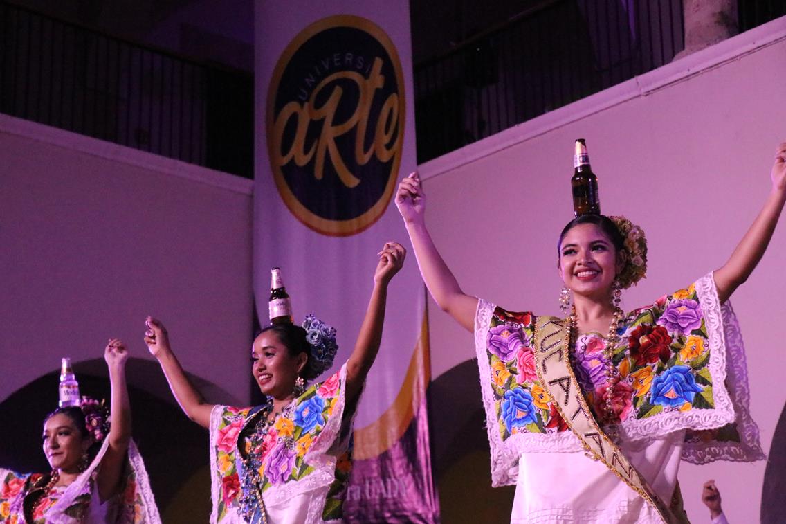 Presentacion del Ballet Folklorico de la UADY en escenario